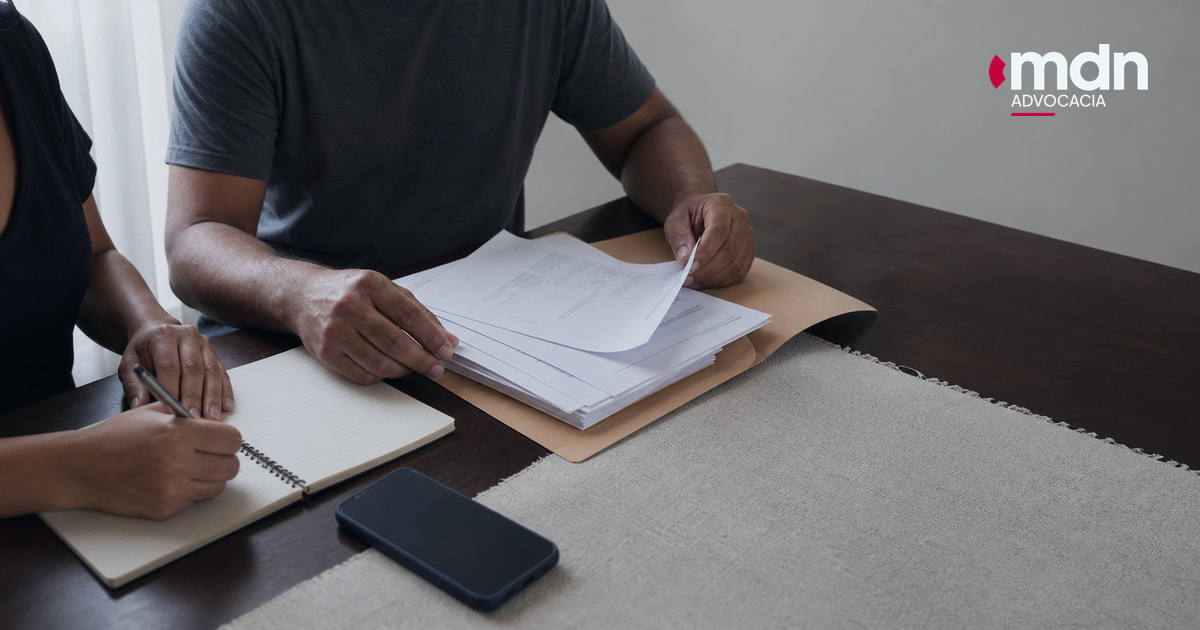 Familiar organiza documentos após um acidente de trabalho fatal Familiar organiza documentos após um acidente de trabalho fatal