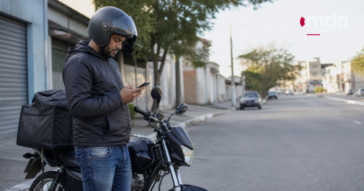 Motociclista ao lado da moto consultando uma rota antes do trabalho em via urbana