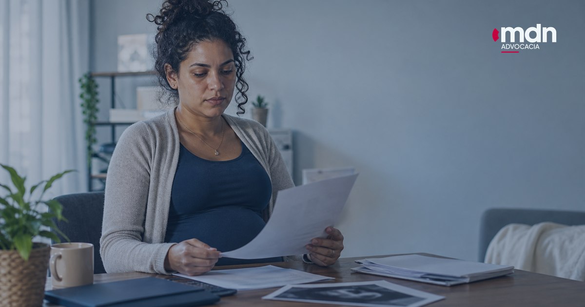 Imagem destacada - Grávida contrato temporário pode ser demitida? Entenda Mulher grávida contrato temporário pode ser demitida analisando documentos de demissão.