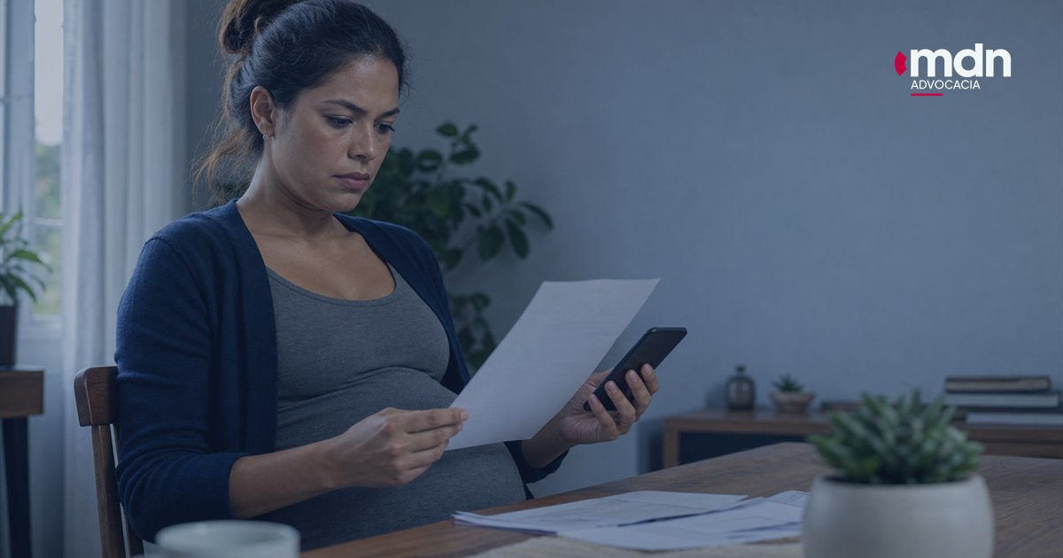Imagem destacada - Grávida pode pedir demissão? Entenda os riscos antes de assinar Mulher grávida analisando carta de demissão e documentos trabalhistas antes de assinar.