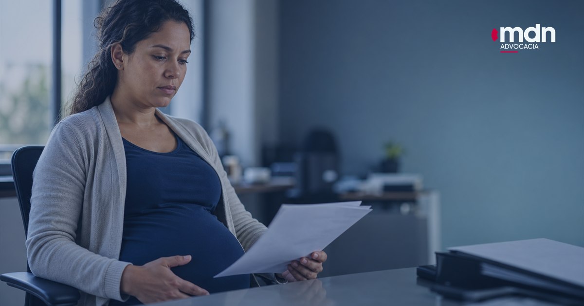 Imagem destacada - Grávida pode ser demitida? Entenda quando a demissão pode ser irregular Mulher grávida em ambiente profissional, representando dúvidas sobre demissão e estabilidade gestante.