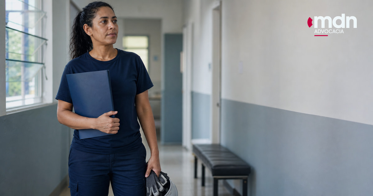 Trabalhadora saindo de avaliação com pasta médica e equipamento de proteção Trabalhadora saindo de avaliação com pasta médica e equipamento de proteção