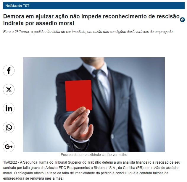 Pessoa de terno segurando um cartão vermelho, ilustrando notícia do TST sobre reconhecimento de rescisão indireta por assédio moral.