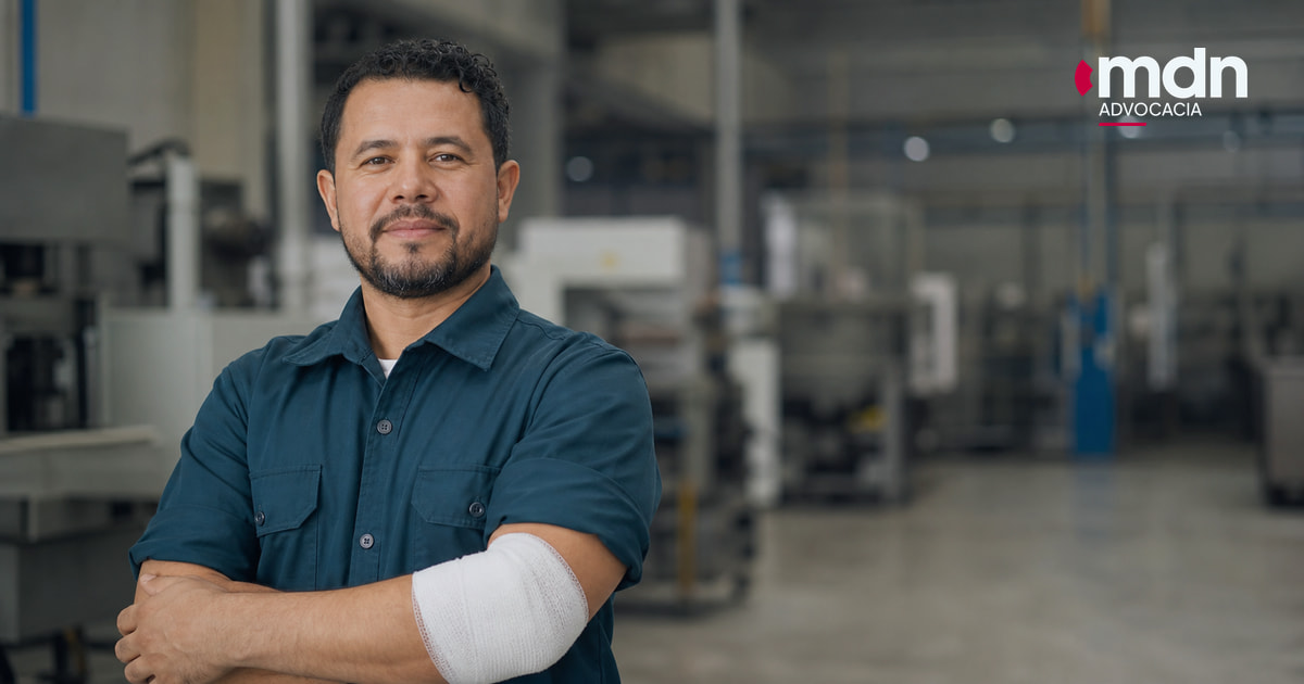 Trabalhador com o antebraço protegido após sofrer queimadura no trabalho Trabalhador com o antebraço protegido após sofrer queimadura no trabalho