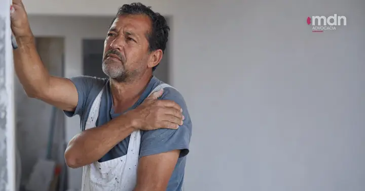 Tendinopatia no ombro e trabalho: causas, direitos e como se proteger 