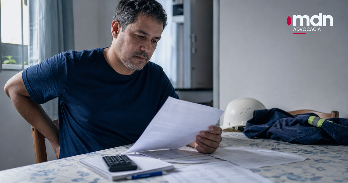 Trabalhador analisa os dados usados no cálculo da indenização por hérnia de disco Trabalhador analisa os dados usados no cálculo da indenização por hérnia de disco